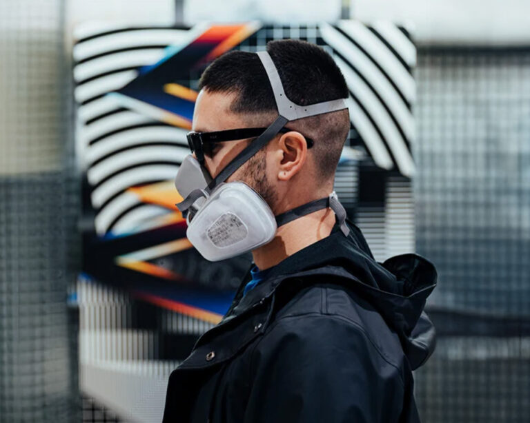Felipe Pantone avec son masque de graffeur.